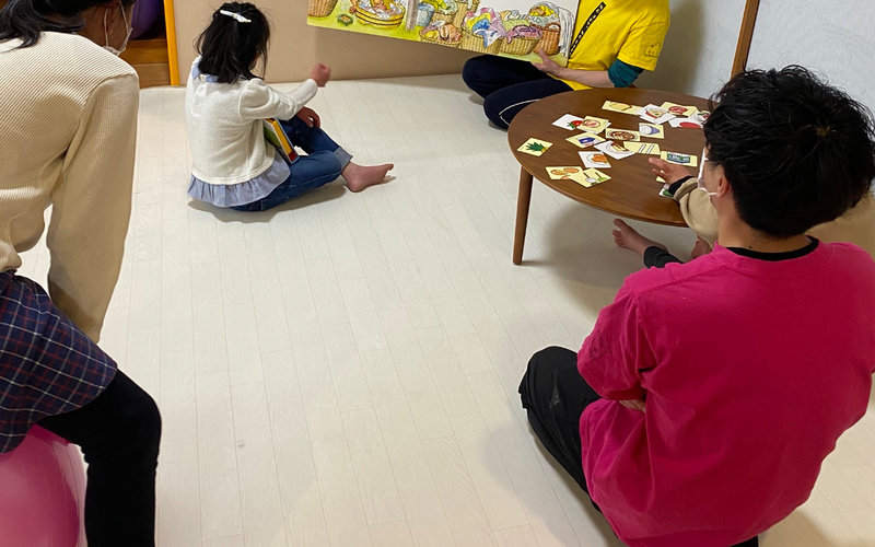 室内で遊ぶ子どもたち