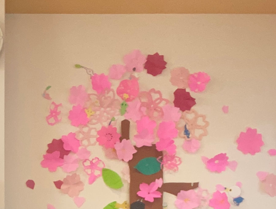 てらこやの室内の壁に飾った、桜の木の貼り絵